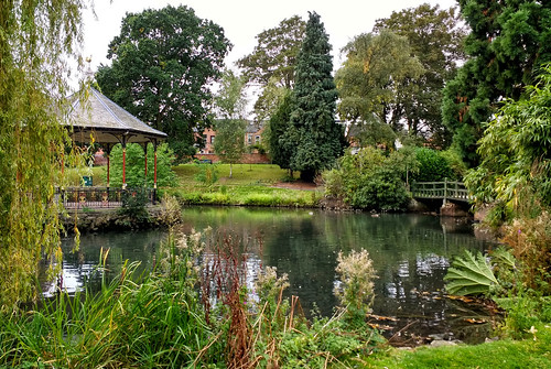 Worcester - Gheluvelt Park - bandstand and lake