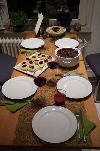 Hirschragout mit Spätzle und heißen Birnen mit Preiselbeeren (Tischbild)