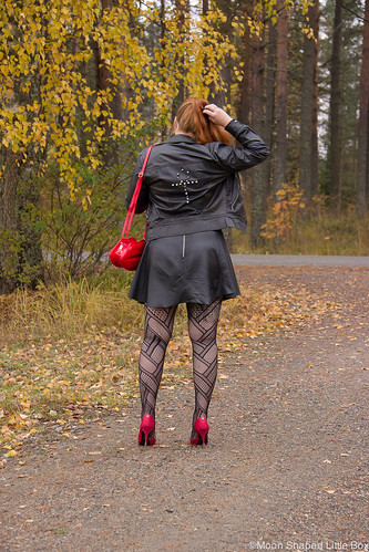 Lip_bag_leatherskirt_outfit-8