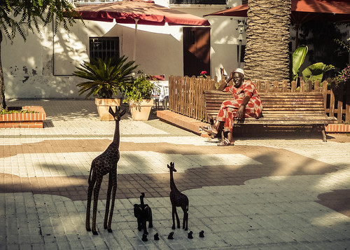 seller vendedor callejero artisan artesanía tarifa cádiz streetphotography streetphoto street girafas sunrise