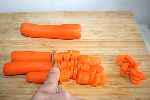 15 - Restliche Möhren grob zerteilen / Hackle remaining carrots