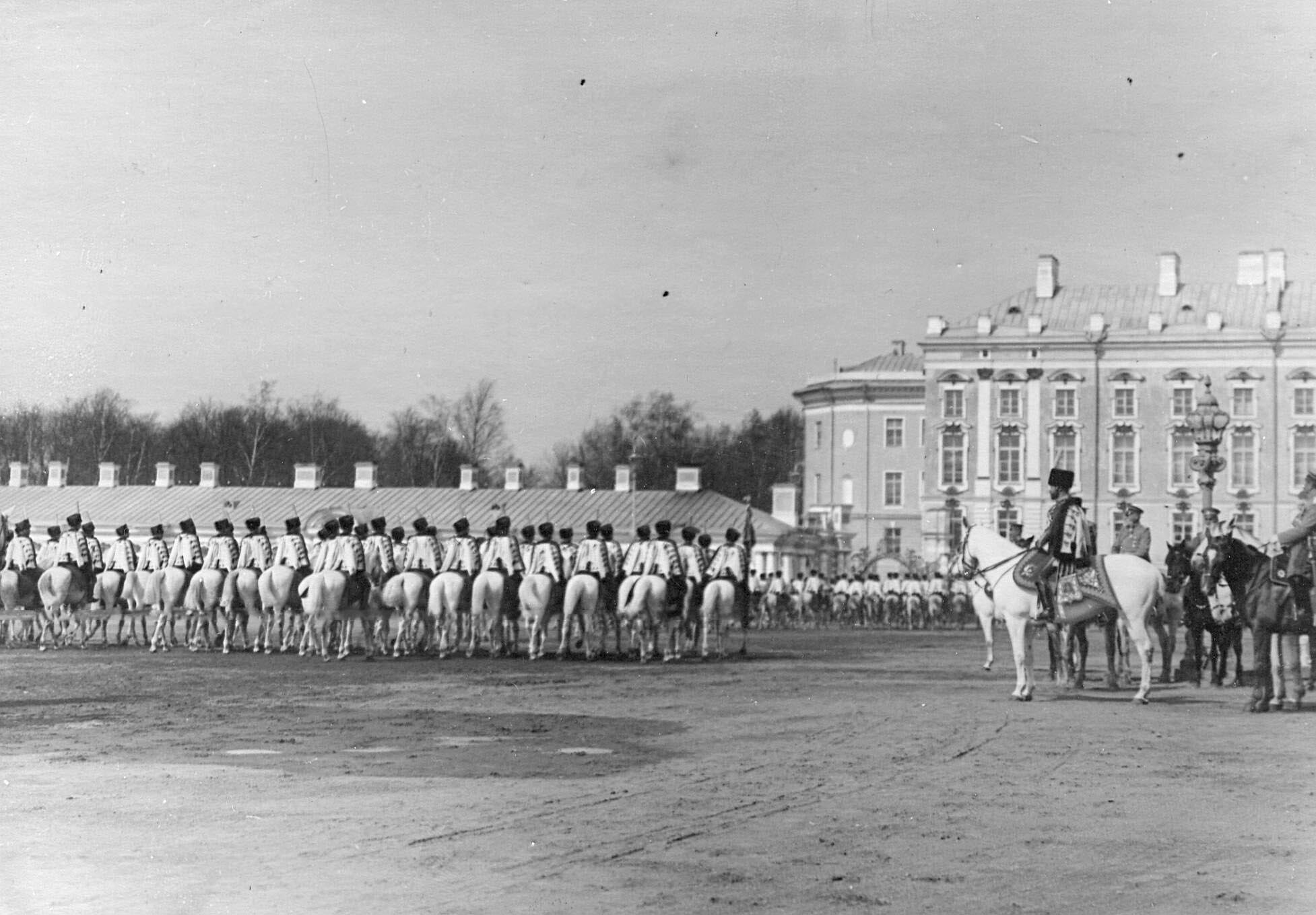 1910. Полк лейб-гусар проходит церемониальным маршем на параде мимо императора Николая II. 15 мая