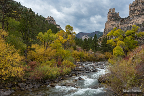bighornmountains bighornnationalforest dayton wyoming tonguerivercanyon tongueriver flowing water autumn fall foliage nikond750 tamron2470mmf28 color colorful trees cottonwood rapids keyholearch october clouds