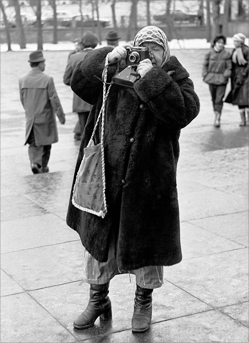 1981. Дама с фотокамерой «Смена». Москва