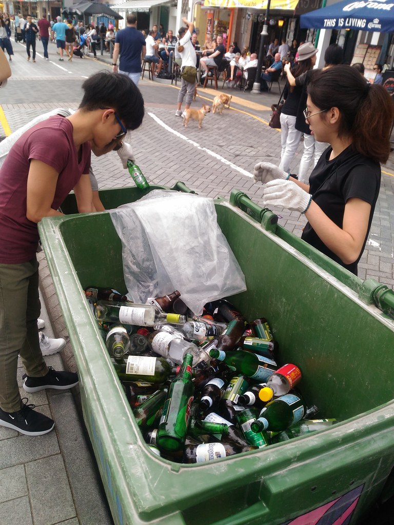 學生義工正協助回收玻璃樽(2)