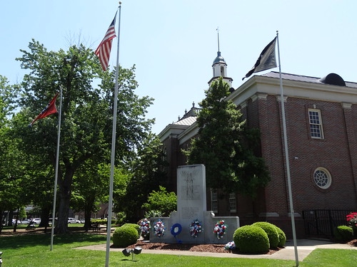 chfstew tennessee tnlincolncounty courthouse americanflag veteransmemorial monumentstatue