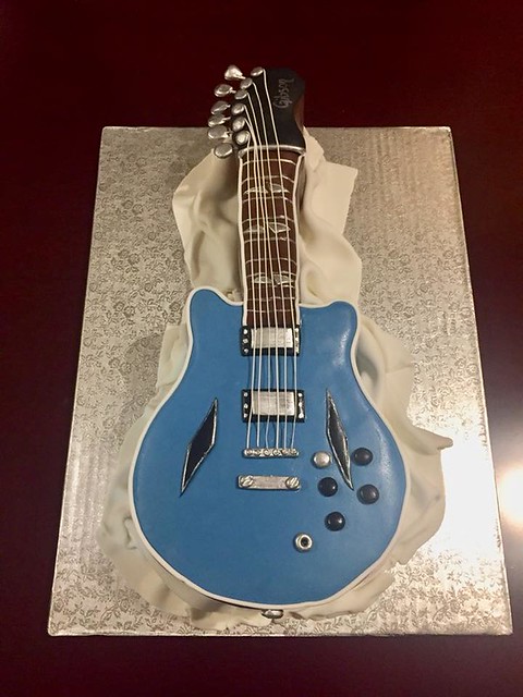 Guitar Cake by Va de Nuez