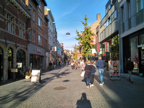 Diestsestraat: una calle comercial en Leuven
