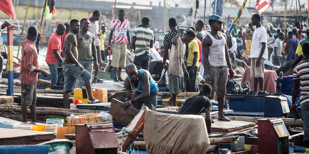 埃爾米納港的木製漁船。工業拖網漁船的過度捕撈使加納的魚類資源處於危險之中（圖片來源：EJF）