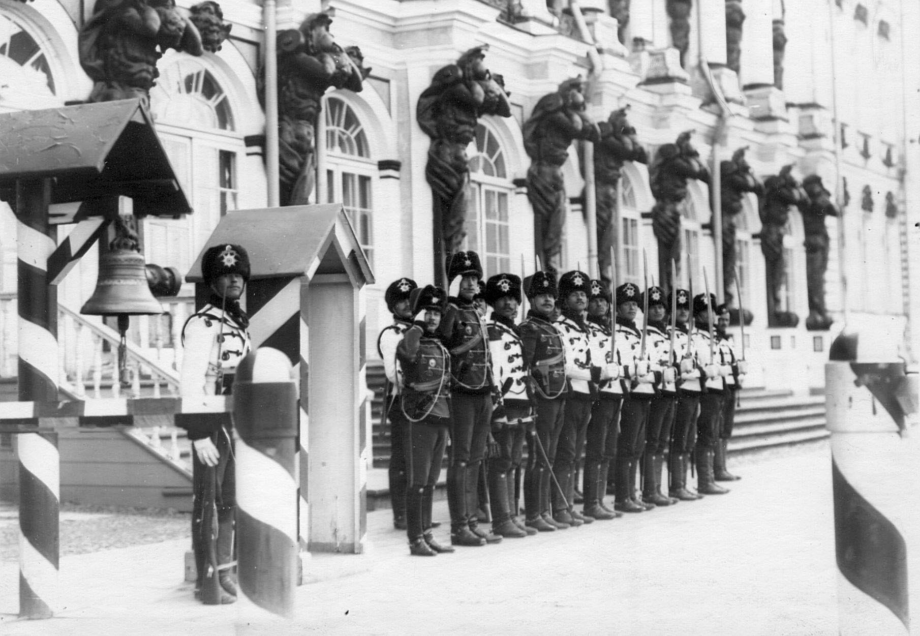1913. Дворцовый караул полка у здания Екатерининского дворца. 22 апреля