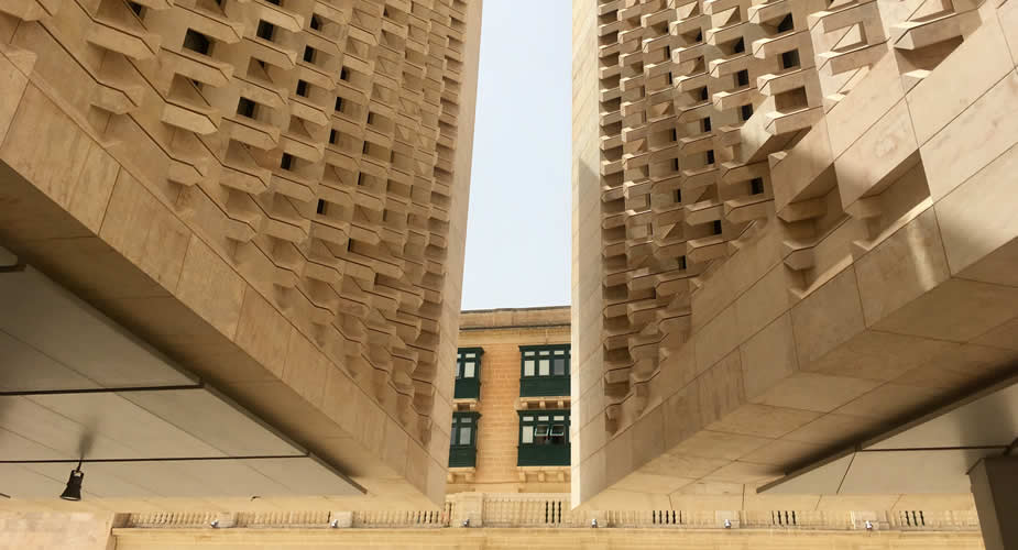 Moderne architectuur Malta, parlementsgebouw Valletta | Mooistestedentrips.nl