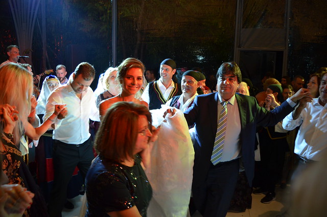 Το παραδοσιακό ελληνικό γλέντι στον γάμο της Μαρίας Μενούνος στον Άκοβο