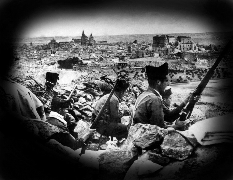 Soldados en una trinchera en la zona de los Alijares con Toledo al fondo en 1937 © Roger Viollet