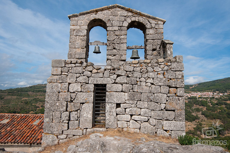 La iglesia de San Juan Bautista, la torre espadaña y las tumbas antropomorfas de Trevejo, Sierra de Gata
