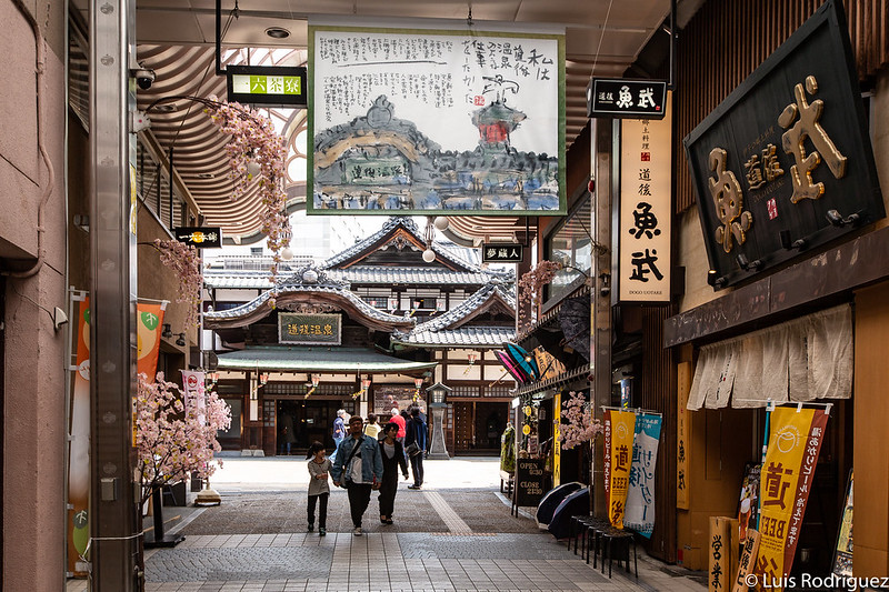 Calle comercial Haikara-dori, con el Honkan de Dogo Onsen al fondo