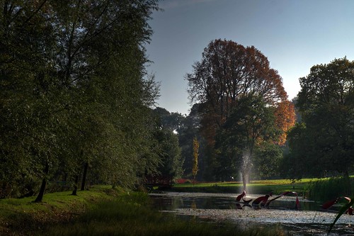 himalayangardenandsculpturepark gardens park trees lake water fountain autumn autumncolours
