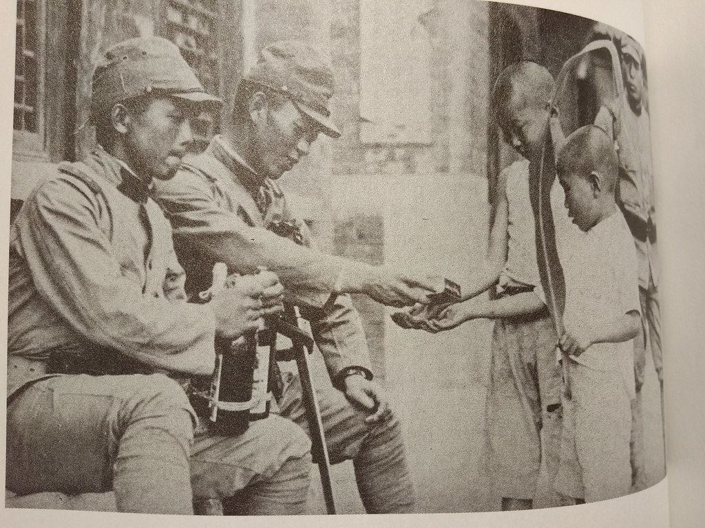 两个日本士兵给中国小孩发糖