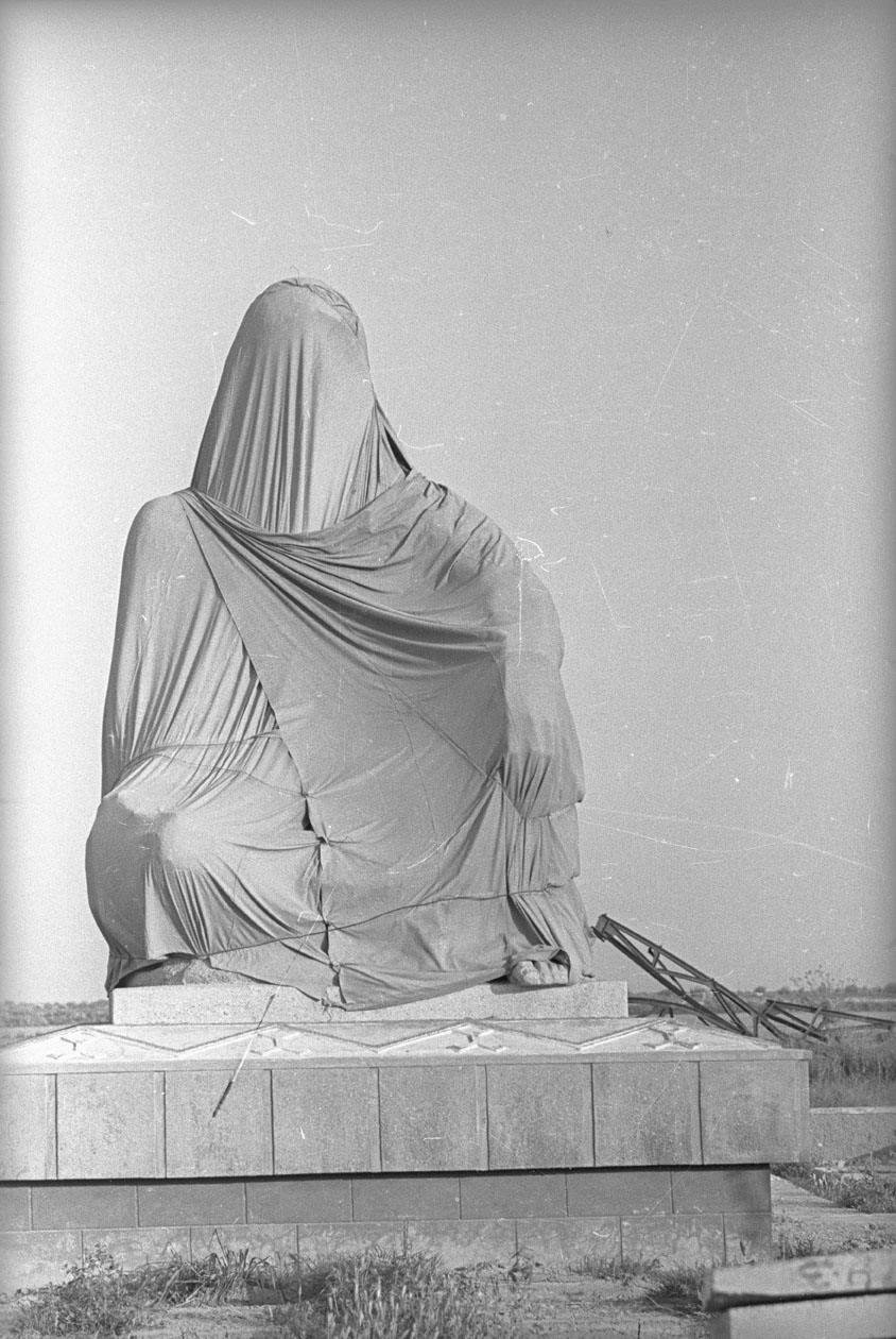 1975. Статуя в Туркмении