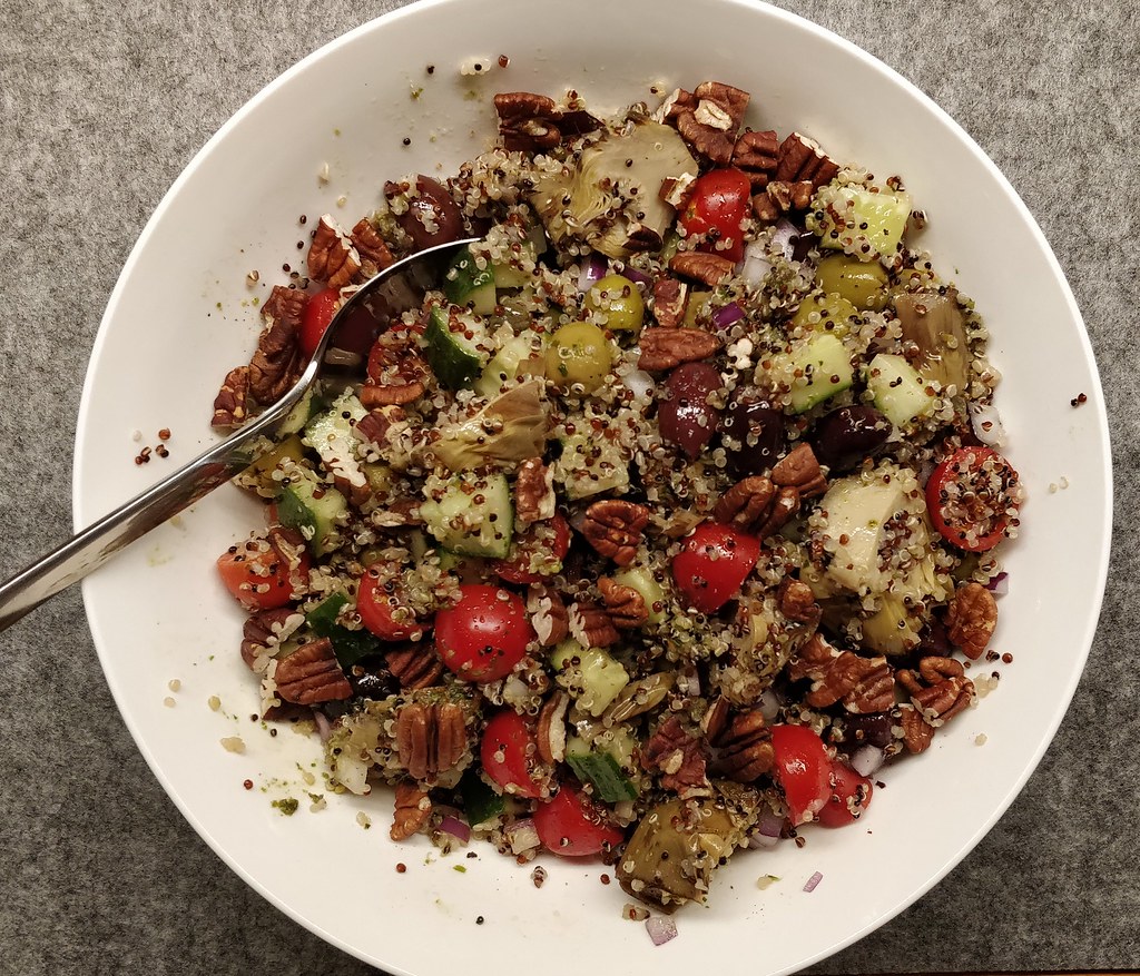 Mediterraner Pesto-Quinoa-Salat