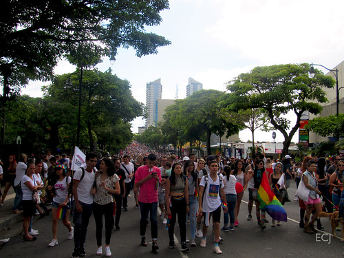 urbano calle marcha desfile manifestación gay lgbti diversidad igualdad orgullo amor amistad bandera