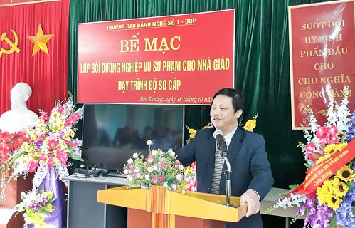 Ông Trần Văn Nịch - Vụ trưởng vụ Nhà giáo, Tổng cục Giáo dục nghề nghiệp phát biểu tại buổi bế giảng