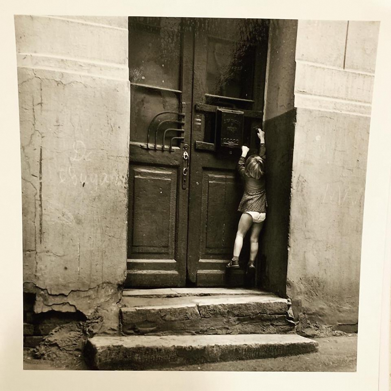 1981. Дверь в подъезд Булгаковского дома
