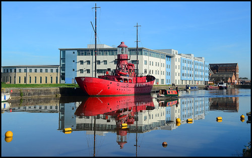lightship sula ship waterway canal gloucester gloucestersharpnesscanal gloucesterquays reflection boating nikond7000