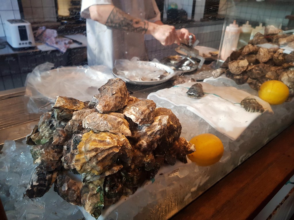 Oysters AUD$4.50/pc, Clams AUS$3/pc (Australian Rock Oyster & Pacific Oysters) @ The Morrison Bar & Oyster Room, Sydney