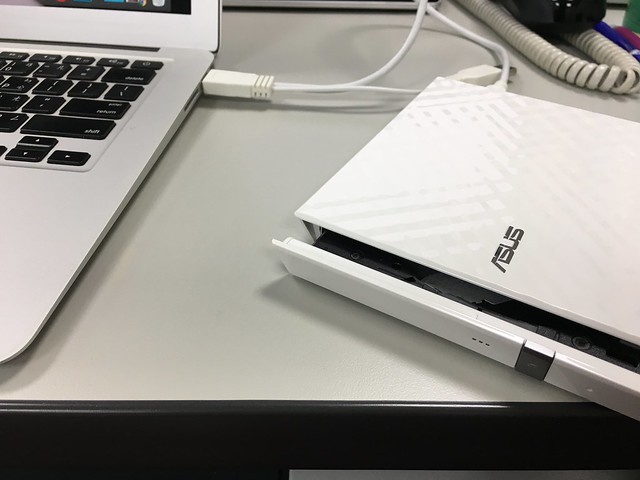 只插一條線就可以過電，也可以開機，但是沒辦法看到 MacBook AIR 有沒有掃到@ASUS華碩SDRW-08D2S-U外接式超薄DVD燒錄機