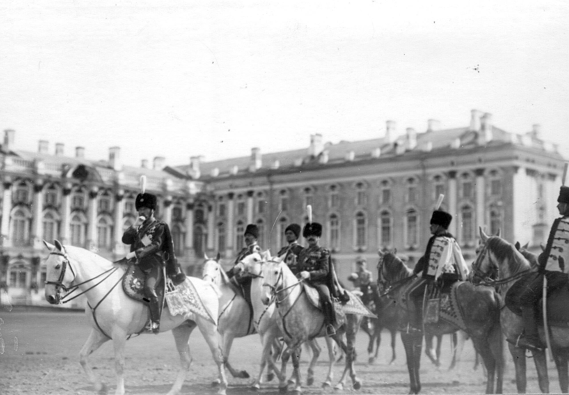 1910. Император Николай II  и командир полка флигель-адъютант, полковник В.Н.Воейков с сопровождающими их лицами у Екатерининского дворца на параде полка. 15 мая