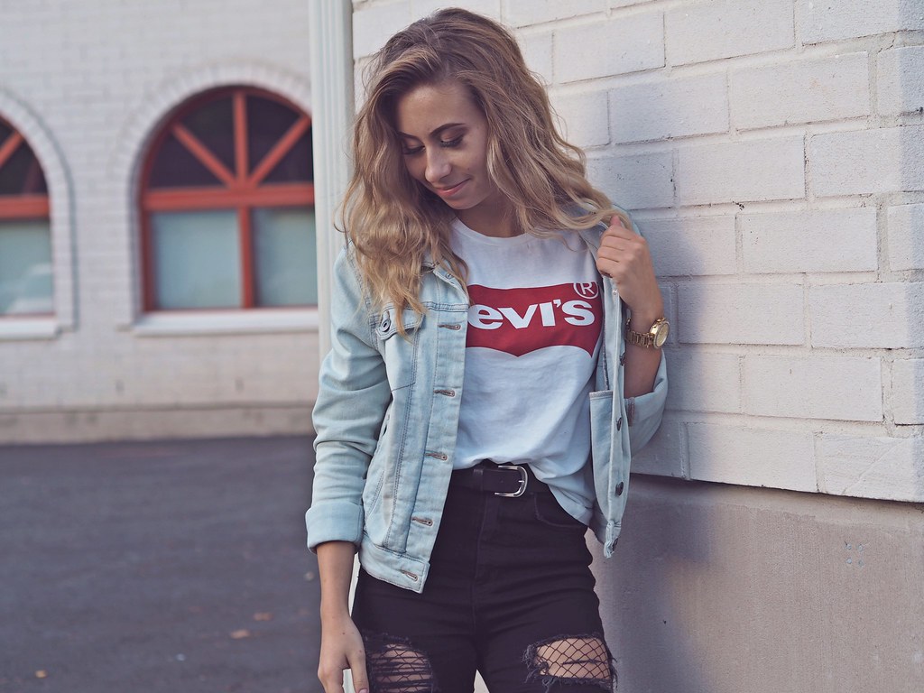 ripped jeans with levis t-shirt