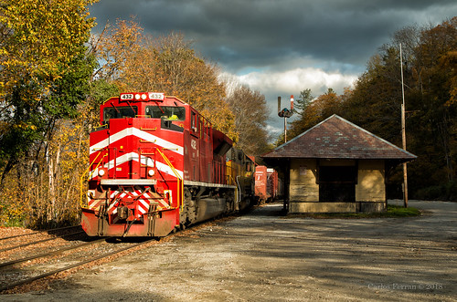 emd sd70m2 locomotive railroad rail road rails ludlow vt vermont red autumn color afternoon station depot trainorders semaphore gmrc 261 vtr 432