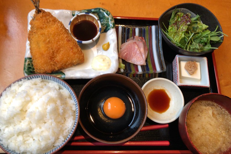赤坂ごんきち天然ブリ刺身と阿久根産アジフライとトロさばのフライ定食