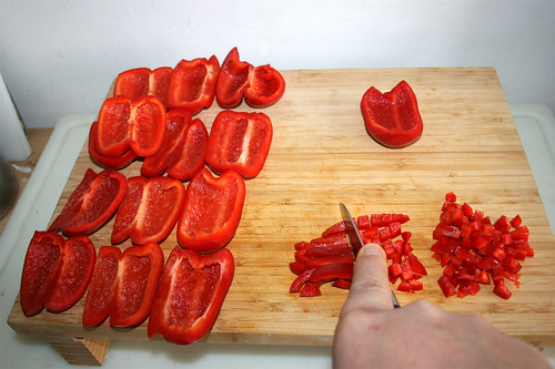 17 - 70g Paprika fein würfeln / Cut 70 gram bell pepper in small pieces