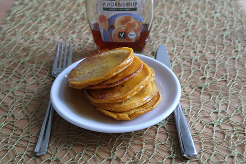 Kürbispfannkuchen mit Ahornsirup (am Vortag Übriggebliebene zum Frühstück)