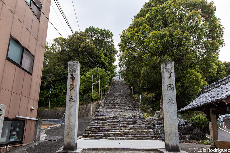 Escaleras de subida al santuario Isaniwa