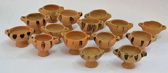 Μερικές μικκύλες κοτύλες που ανακαλύφτηκαν στον ιερό βόθρο του Ιερού της Ειλείθυιας