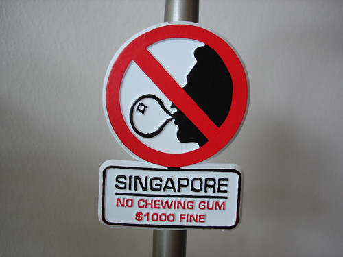 Kuva: https://singapore.theexpat.com/blog/8-weird-laws-in-singapore-that-may-surprise-you/