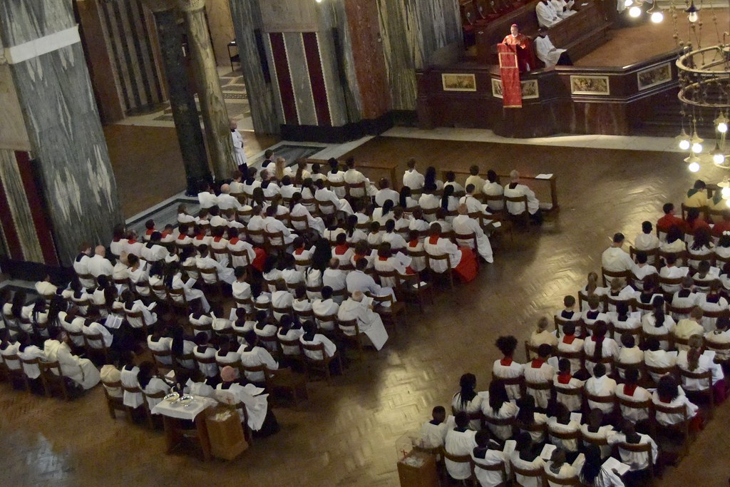 Bishop John Sherrington thanks altar servers for their witness - Diocese of Westminster