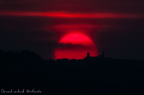 2018 agosto august black cielo landscape nero nikkor nikkor18300mmf35 nikon nikond300 panorama red rosso sky skyline sole sun sunbeam sundown tramonto valentanovt