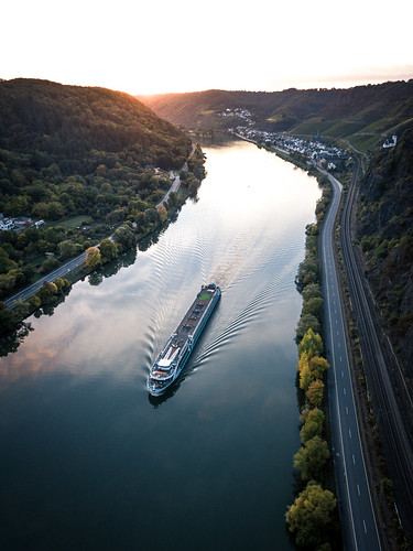 river mosel fluss kreuzfahrt schiff ship cruise sunset sonnenuntergang drone drohne dji mavic pro loef