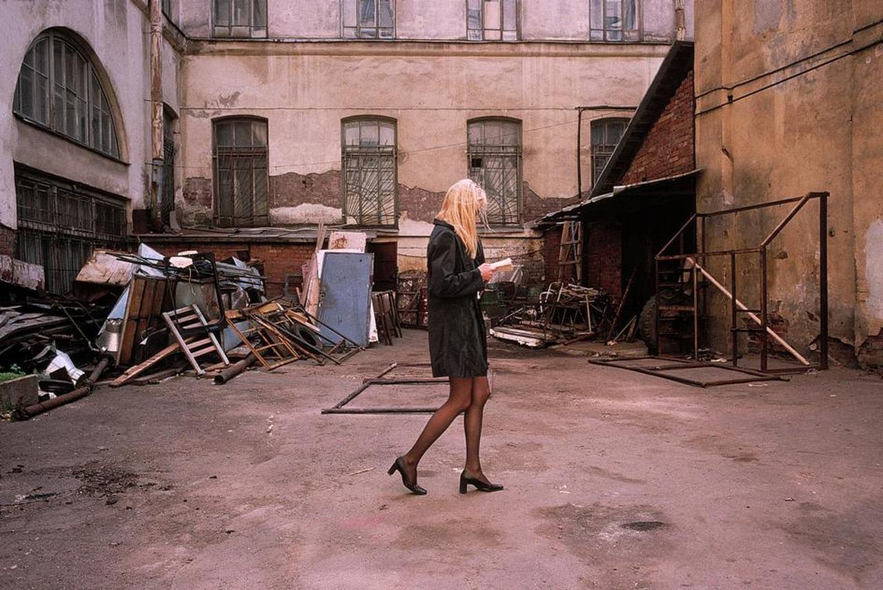 Отчаянные девяностые в объективе французского фотографа Лиз Сарфати