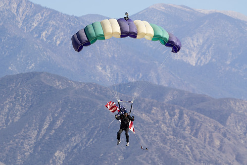 airshow airport sbdfest sanbernardinointernationalairport sanbernardino california 2018 justintimeskydivers skydiver americanflag
