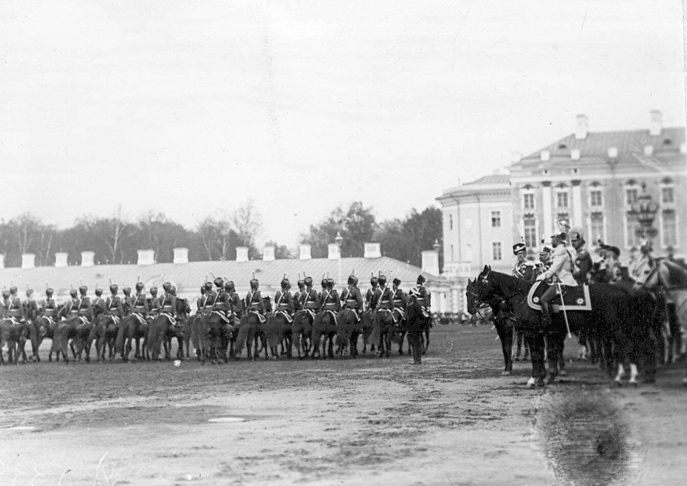 1912. Лейб-гвардии Гусарский его величества полк проходит маршем мимо императора Николая II и германского принца Фридриха-Вильгельма. 7 мая