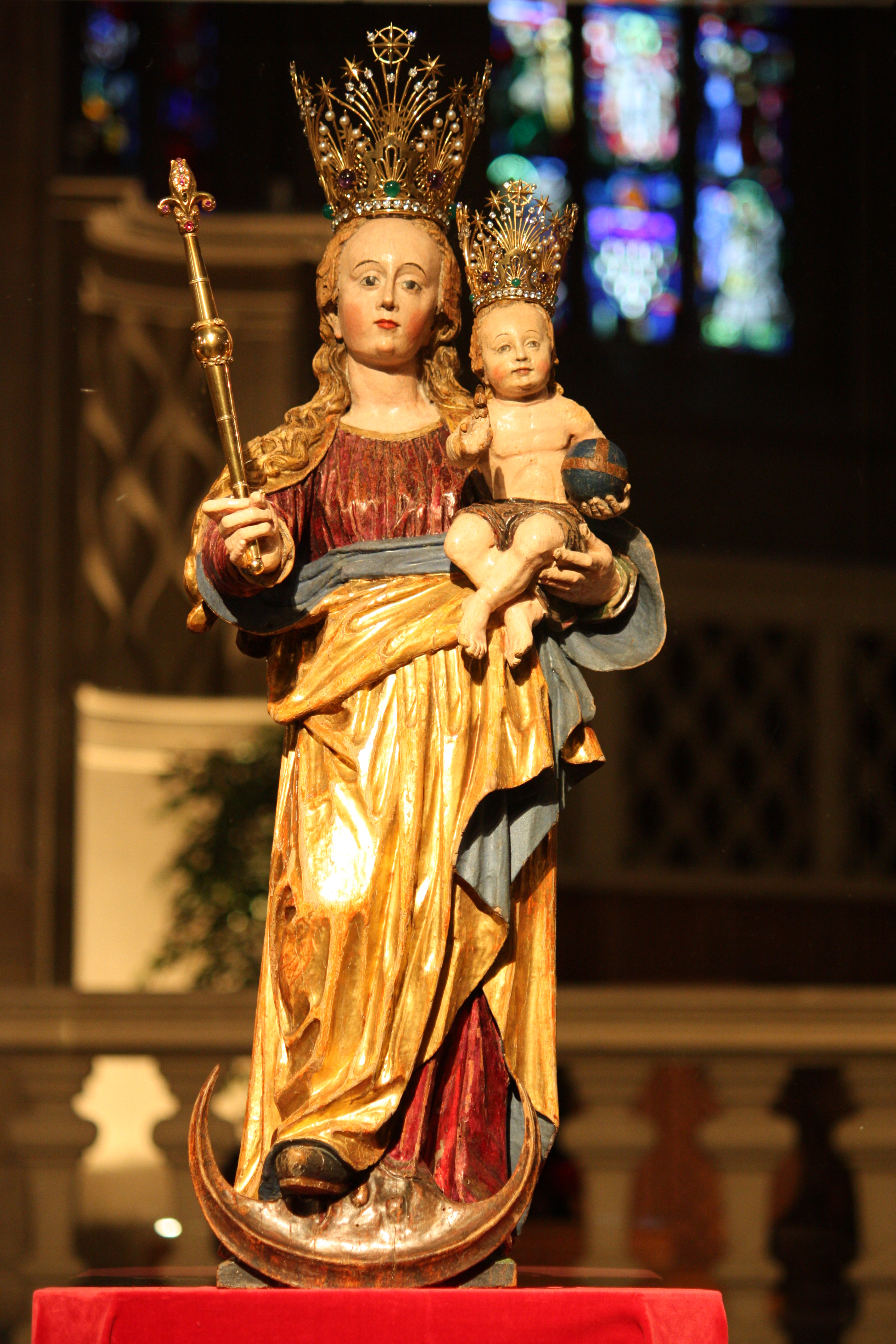 The statue of the consolatrix afflictorum in the cathedral of Luxembourg, after the entire conservation-restoration by Muriel Prieur, 2008. Photo taken by Sultan Edijingo in October 2008.