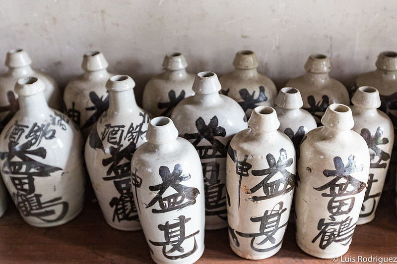 Botellas de sake antiguas de la tienda de sakes Masujin.