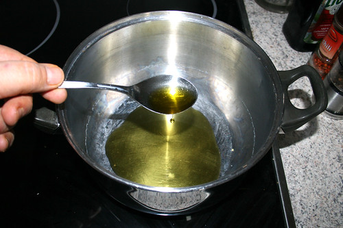 24 - Olivenöl in Topf erhitzen / Heat up olive oil in pot