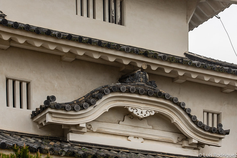 Tejas y decoraciones del castillo de Marugame