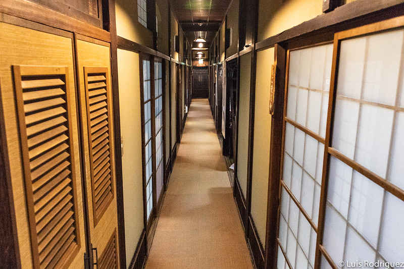 Pasillos y salas de tatami del Honkan de Dogo Onsen