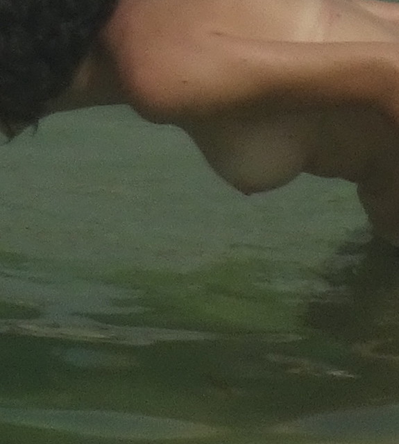 Mujer inclinada sobre el agua